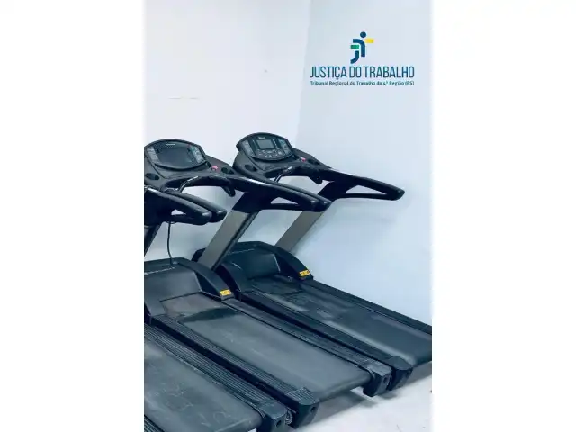 VENDA DIRETA DE 02  (DUAS) ESTEIRAS ELÉTRICAS PROFISSIONAIS E INCLINÁVEIS MARCA MOVEMENT MODELO RT350