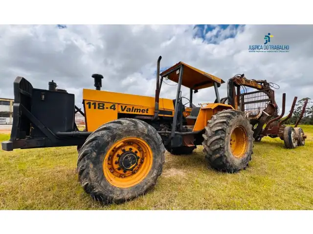 LEILÃO DE TRATOR VALTRA/VALMET 118 4X4 COM GRUA E CARRETA FLORESTAL