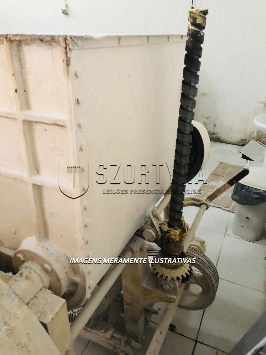 LOTE 002 - Duas masseiras, marca Irmãos Pinho, com capacidade para 150kg, com motor trifásico WEG de 8CV.