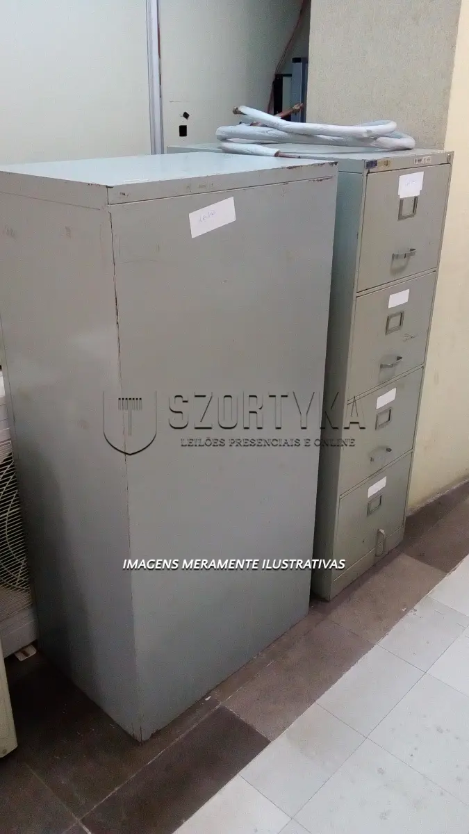 LOTE 001 - Lote composto por aproximadamente 107 itens de materiais e móveis diversos: armários, balcões, arquivos, balança, bebedouro, bancos, gaveteiros, cabideiro, cadeiras, guilhotinas, mesas, perfurador, poltronas, prateleiras, tampo, estante, suporte para 