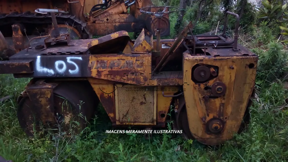LOTE 005 - 01 Motoniveladora Caterpillar,  01 Trator Komatsu D155A-1 com Lâmina Construtora,  01 Trator Agrícola, 02 Rolos Compactador Vibratório, 01 Betoneira e 02 Caldeiras de Asfalto Rebocável.