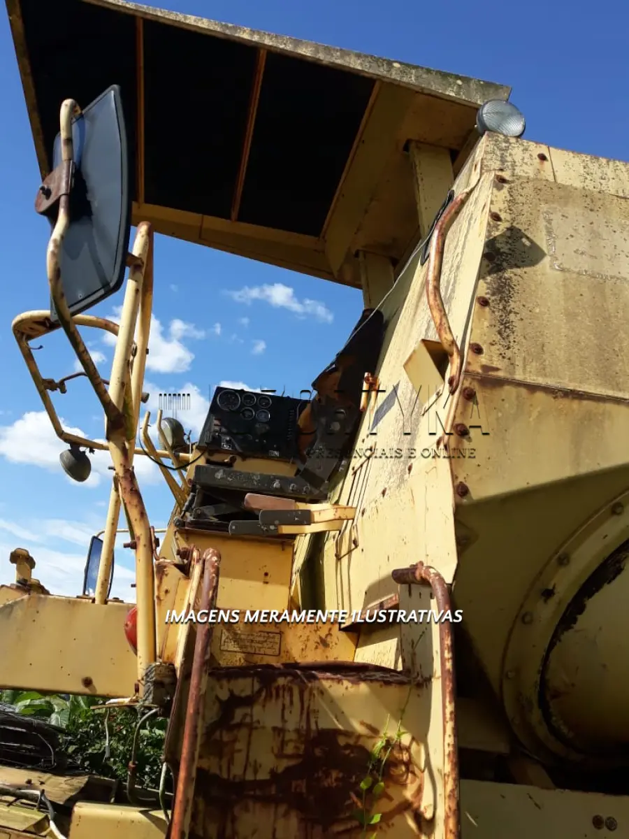LOTE 001 - UMA COLHEITADEIRA NEW HOLLAND 8055