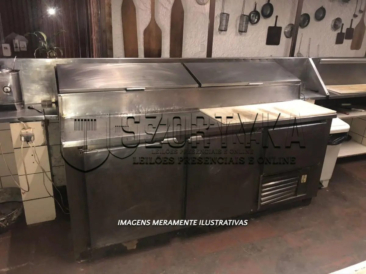 LOTE 24 - 01 balcão refrigerado em inox com duas aberturas superiores e três portas, com aproximadamente 2m de largura.