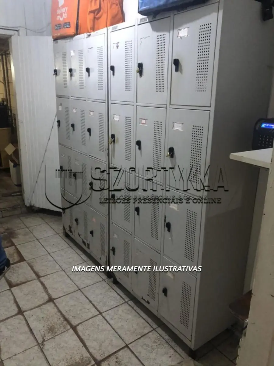 LOTE 26 - 02 armários verticais em aço, com 12 aberturas.