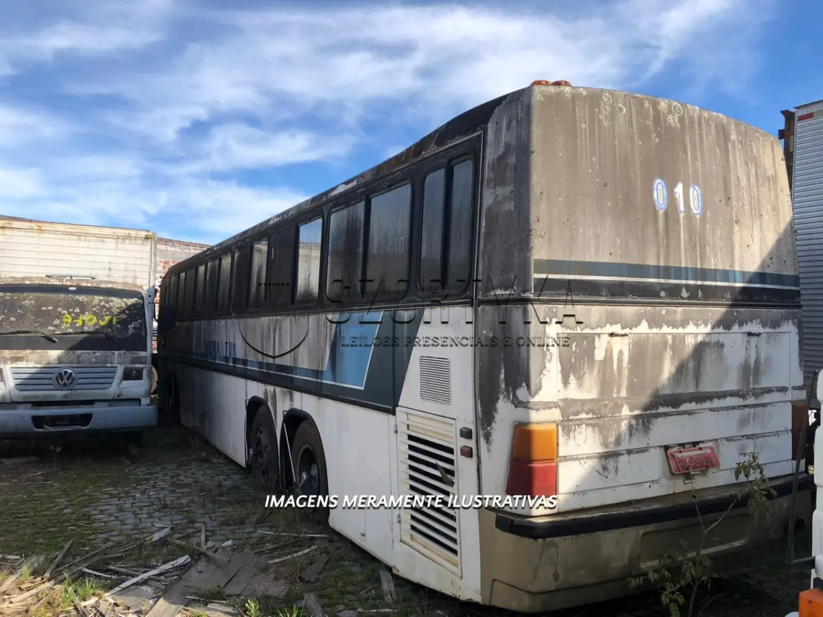 LOTE  - UM ÔNIBUS MERCEDES-BENZ, ANO/MODELO 1985.
