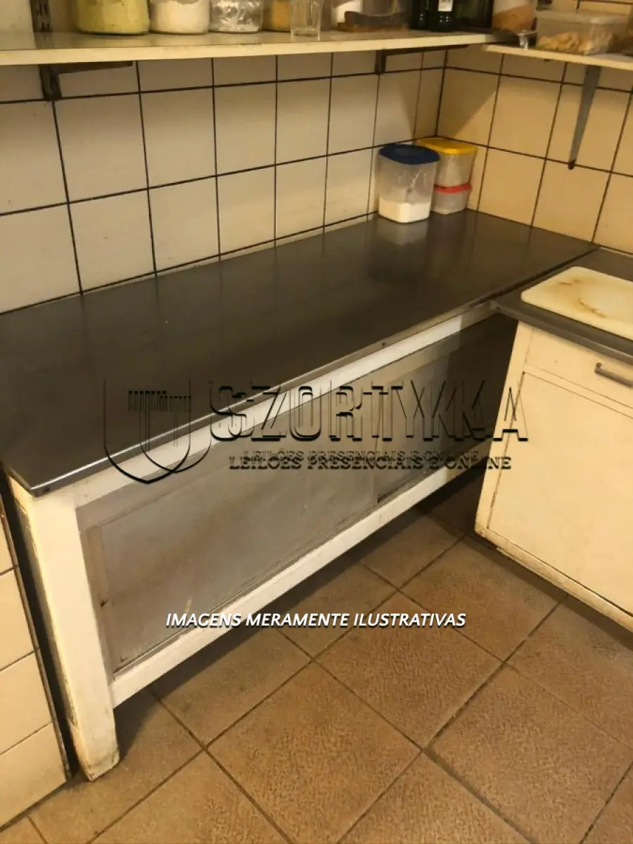 LOTE 06 - 01 balcão com duas portas, estrutura em madeira, com tampo em inox.