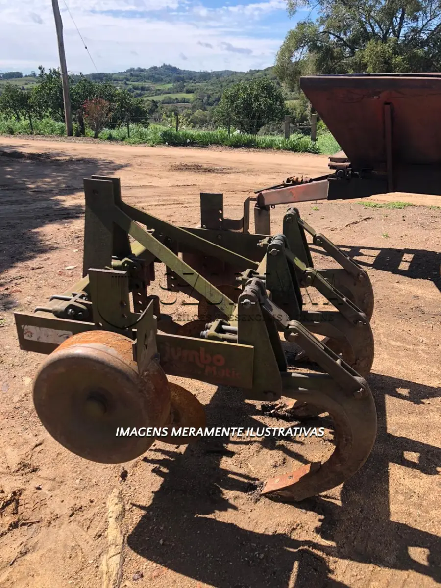 LOTE 01 - 01 (um) arado subsolador, marca JAN, modelo Jumbo Matic, com 03 hastes de corte e duas rodas de ferro