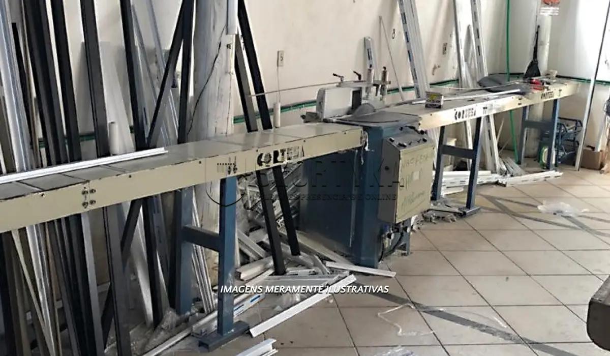 LOTE  - 01 (UMA) MÁQUINA SERRA A-400 COM MESAS MARCA CORTESA