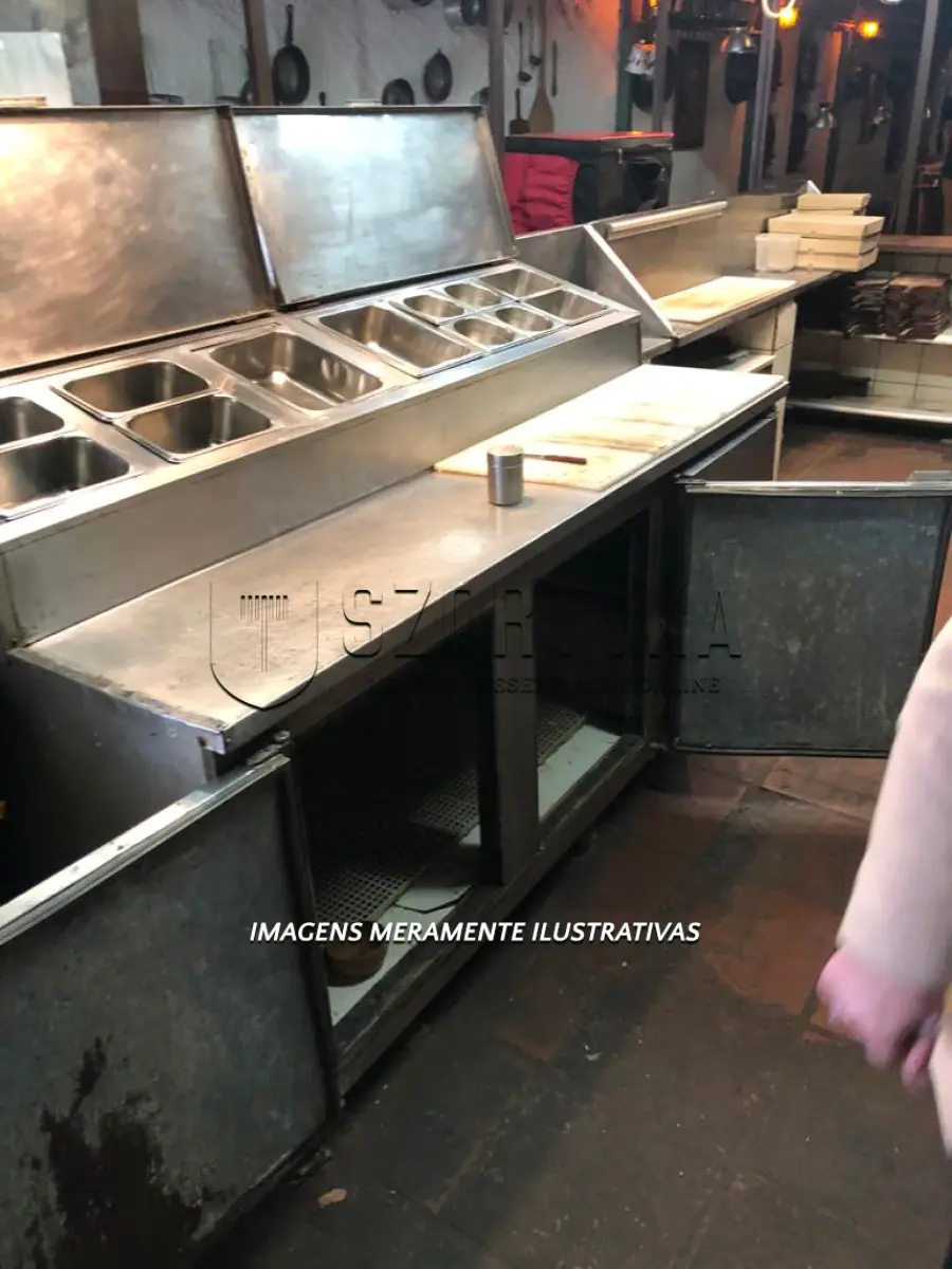 LOTE 24 - 01 balcão refrigerado em inox com duas aberturas superiores e três portas, com aproximadamente 2m de largura.