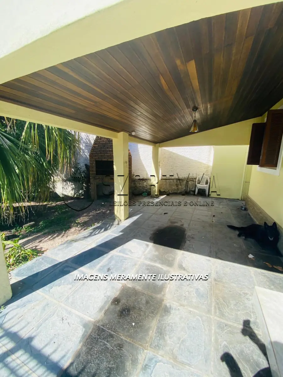 LOTE 001 - Leilão de uma casa na Praia do Laranjal em ótima localização