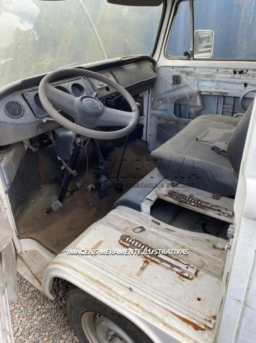 LOTE 002 - VW/Kombi ano 2001. (sucata)