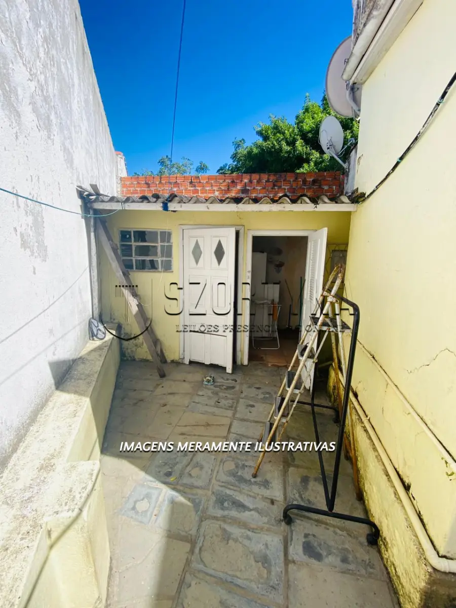 LOTE 001 - Leilão de uma casa na Praia do Laranjal em ótima localização