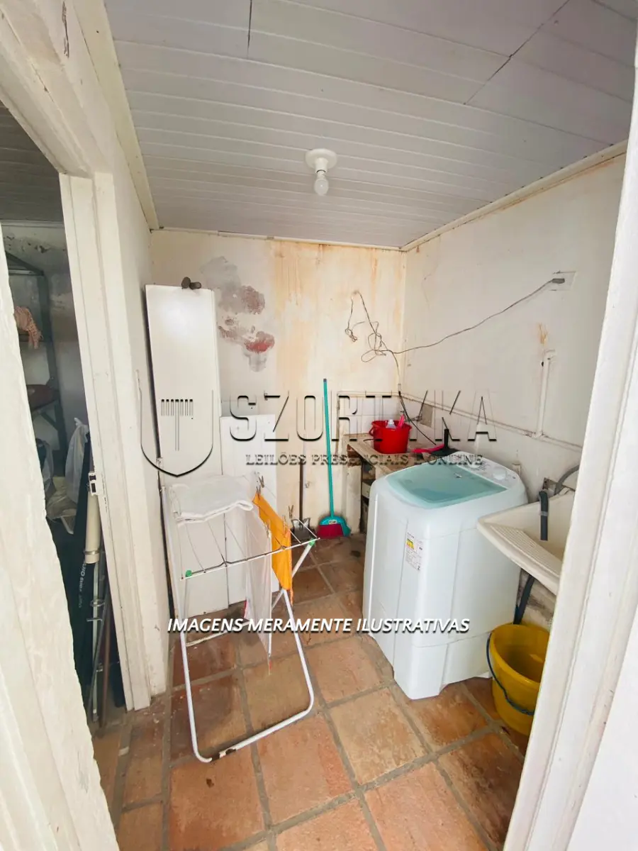 LOTE 001 - Leilão de uma casa na Praia do Laranjal em ótima localização