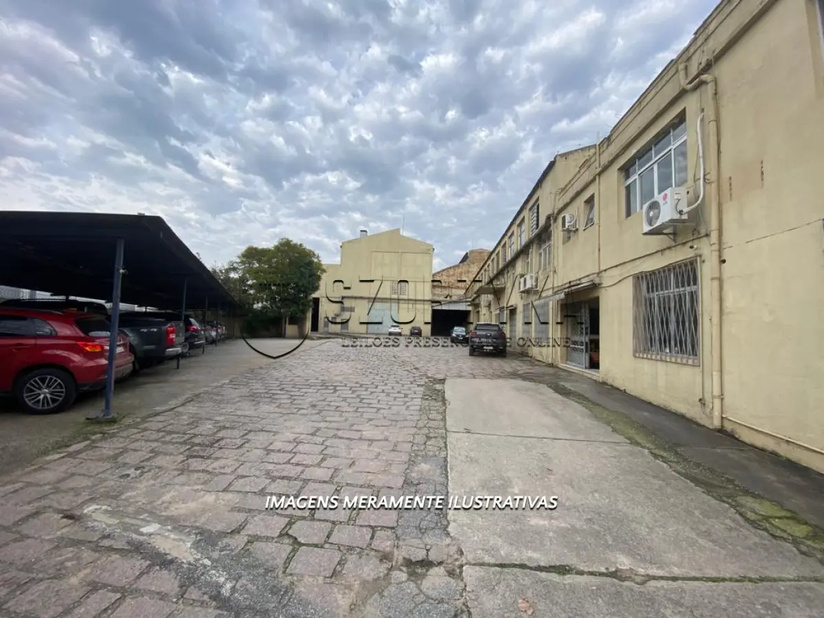 LOTE 001 - Conjunto de prédios edificados em terreno com 14.444, 57 m² na Praça Vinte de Setembro em Pelotas.