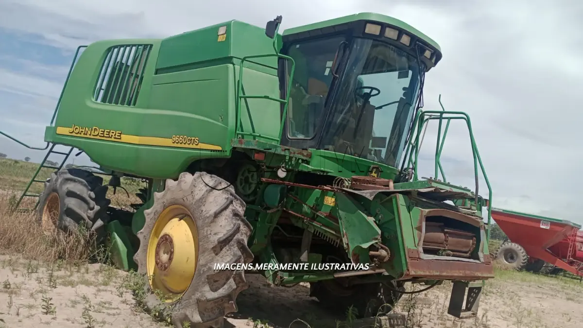LOTE 001 - UMA COLHEITADEIRA JOHN DEERE 9660CTS2, 2003, 4X4, com plataforma de corte de 22 pés.