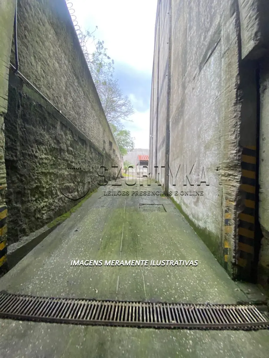 LOTE 001 - Conjunto de prédios edificados em terreno com 14.444, 57 m² na Praça Vinte de Setembro em Pelotas.