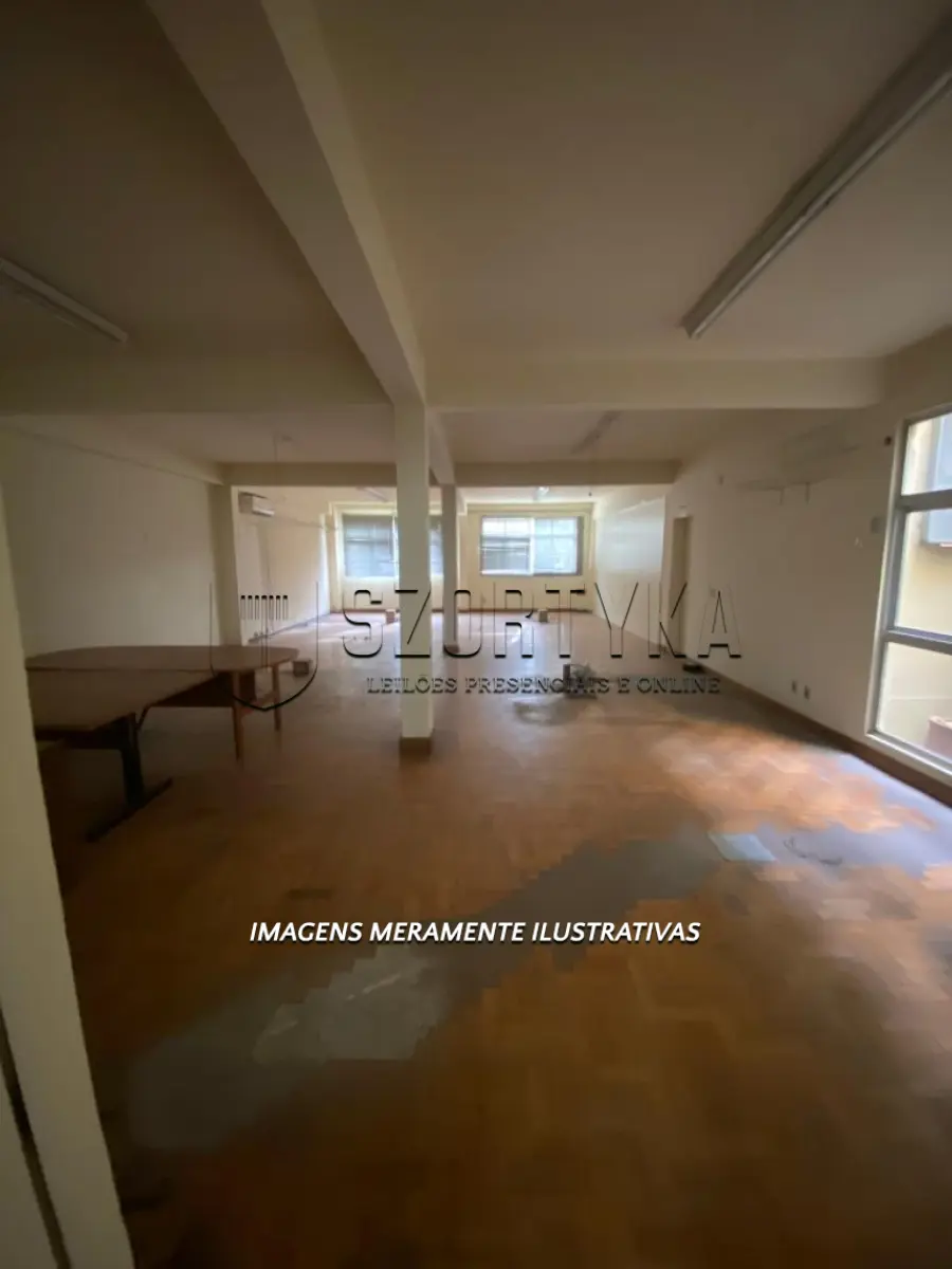 LOTE 001 - Conjunto de prédios edificados em terreno com 14.444, 57 m² na Praça Vinte de Setembro em Pelotas.