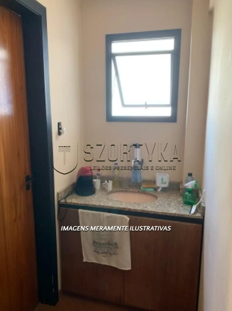 LOTE 001 - SALA COMERCIAL DE FRENTE PARA A RUA FELIX DA CUNHA EM PELOTAS