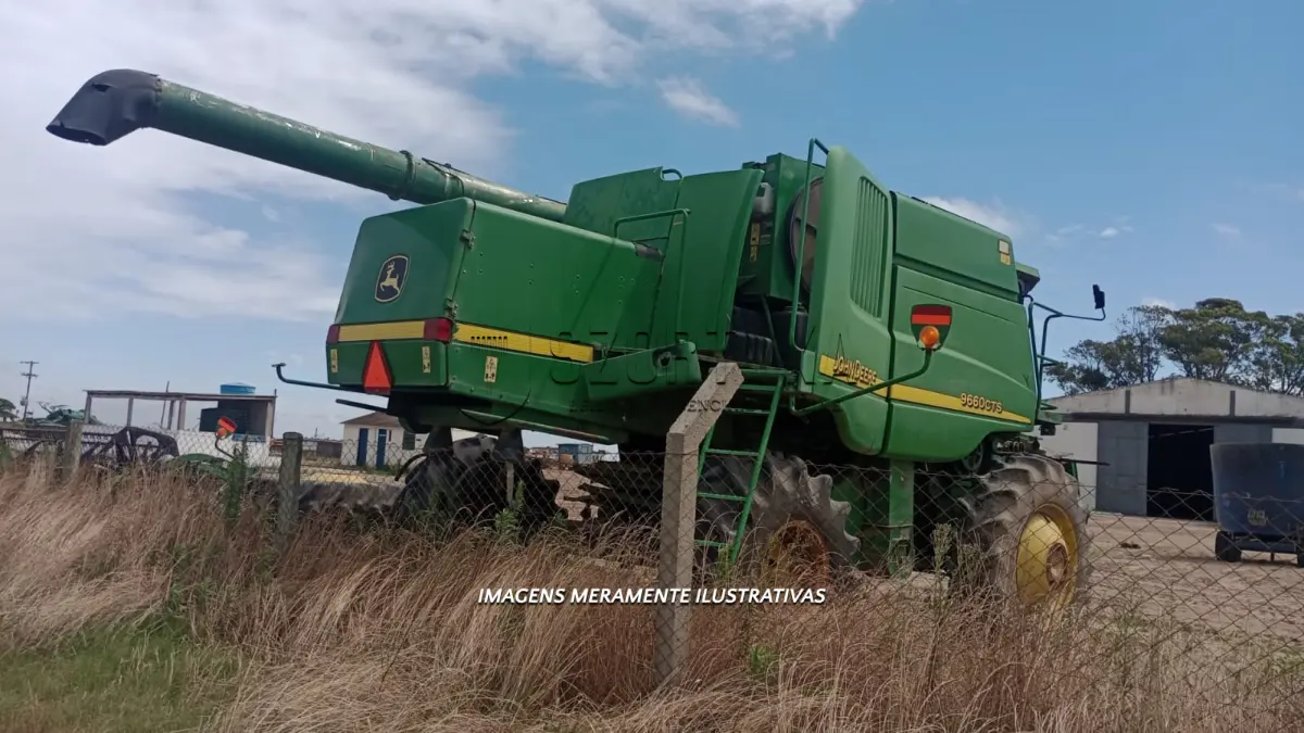 LOTE 001 - UMA COLHEITADEIRA JOHN DEERE 9660CTS2, 2003, 4X4, com plataforma de corte de 22 pés.