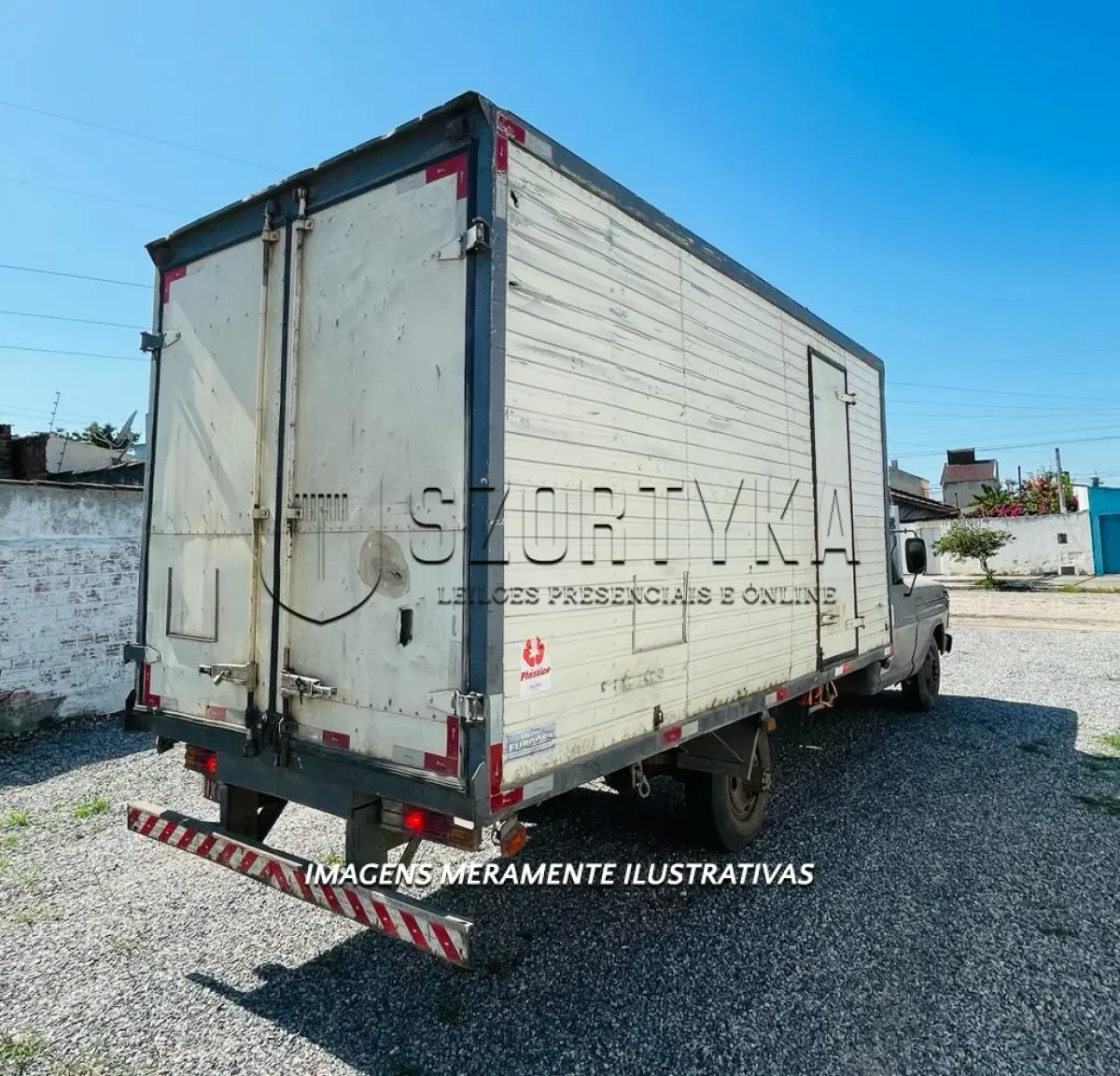LOTE 003 - VEÍCULO FORD/F4000, ANO/MOD 1989/1989, COM BAÚ