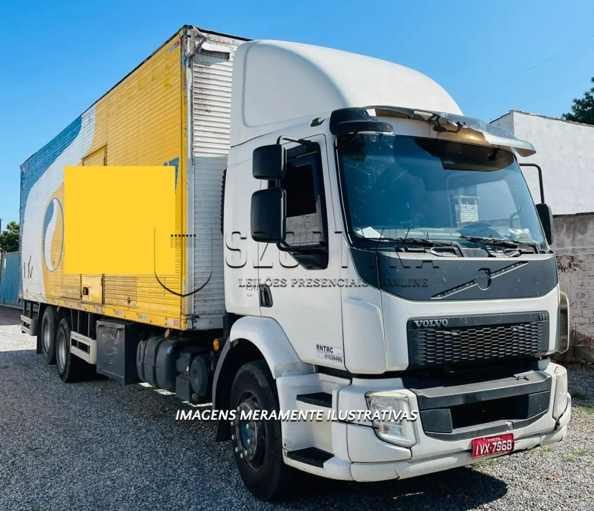 LOTE 002 - VEÍCULO VOLVO/VM 270 6X2R, ANO/MOD 2014/2014, COM BAÚ