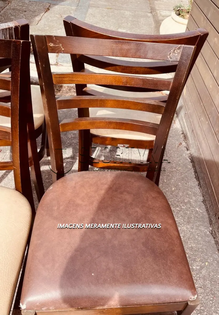LOTE 001 - 92 CADEIRAS DE MADEIRA E 02 CADEIRAS INFANTIS