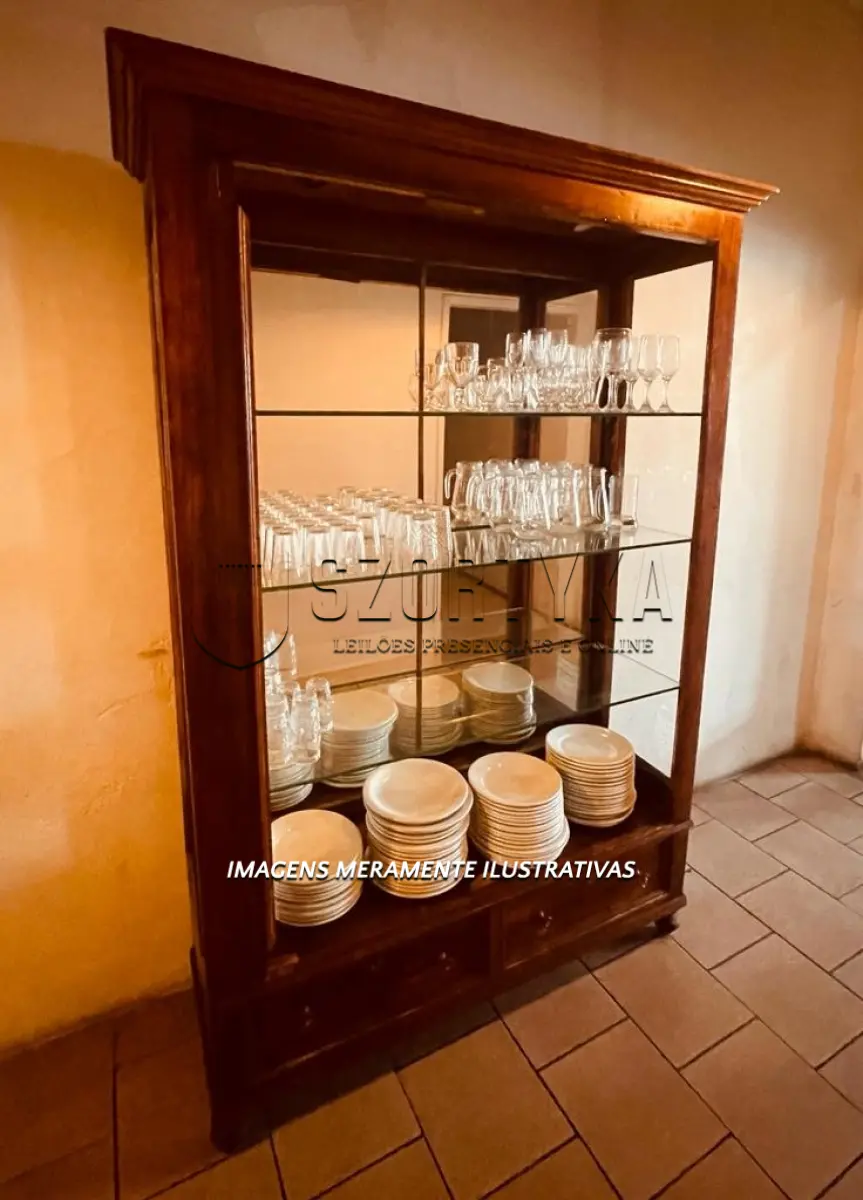 LOTE 005 - 01 CRISTALEIRA DE MADEIRA, COR MARROM