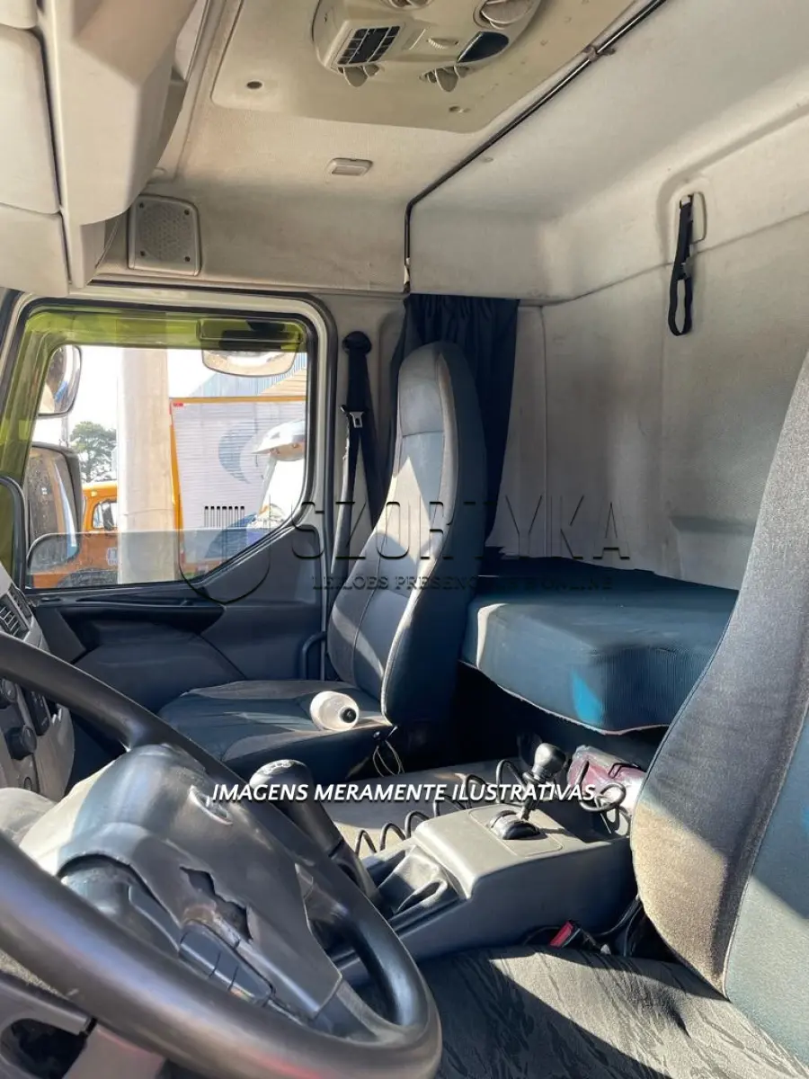 LOTE 002 - VEÍCULO VOLVO/VM 270 6X2R, ANO/MOD 2014/2014, COM BAÚ