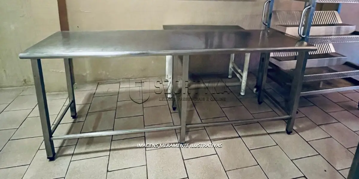 LOTE 014 - 03 MESAS RETANGULARES COM TAMPO INOX