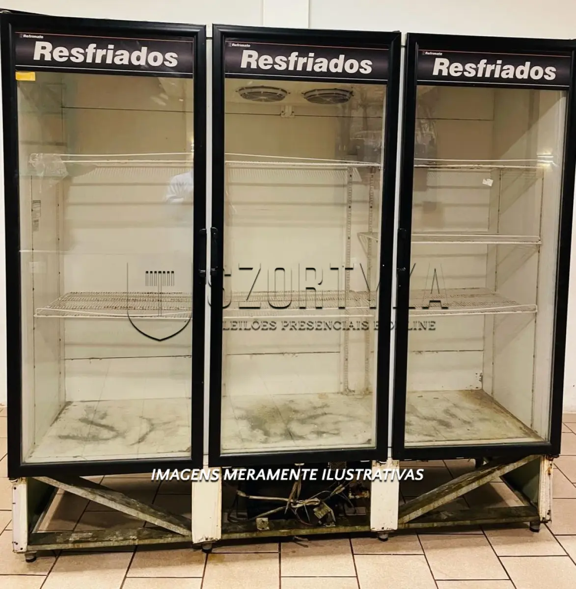 LOTE 009 - 01 REFRIGERADOR EXPOSITOR COM 03 PORTAS, COR PRETA