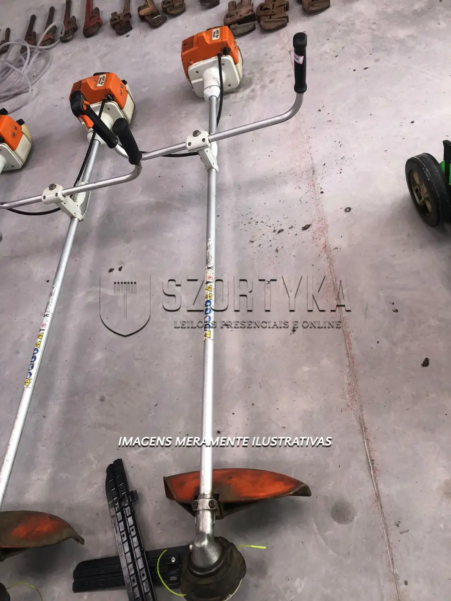 LOTE 016 - ROÇADEIRA COSTAL A GASOLINA STHIL FS 220