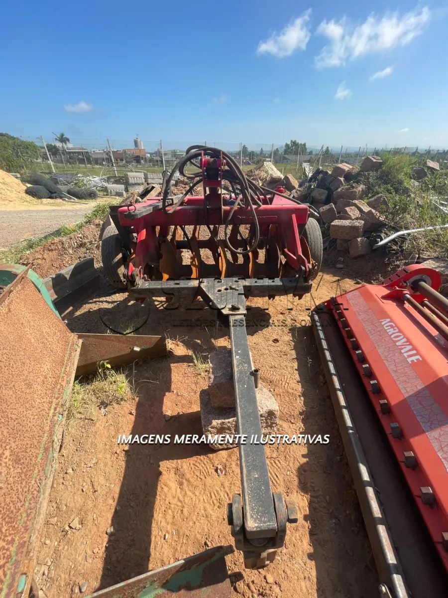 LOTE 017 - GRADE ARADORA COM CONTROLE REMOTO,14 DISCOS COM 24 POLEGADAS