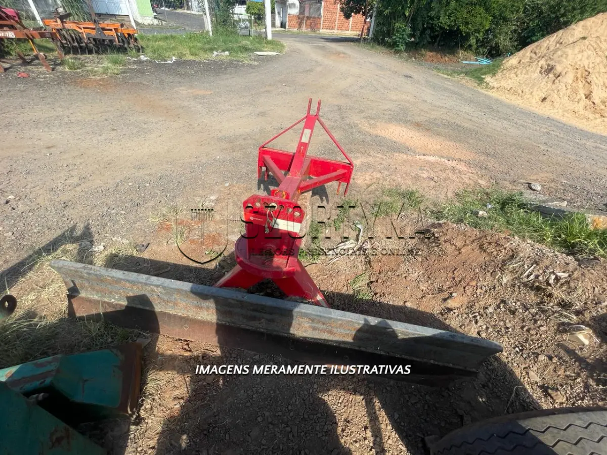 LOTE 013 - PLAINA TRASEIRA PARA TRATOR
