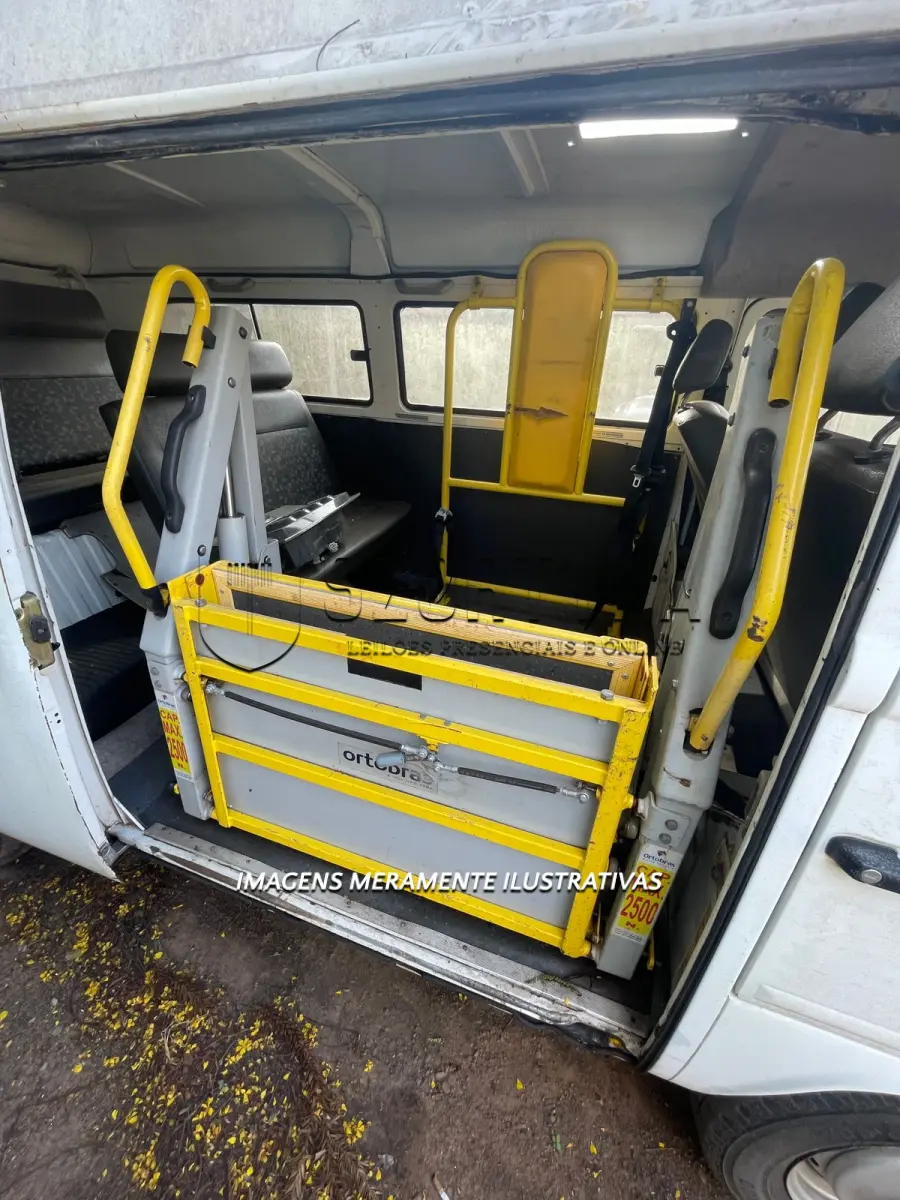 LOTE 020 - KOMBI COM RAMPA DE ACESSIBILIDADE 2005/2006
