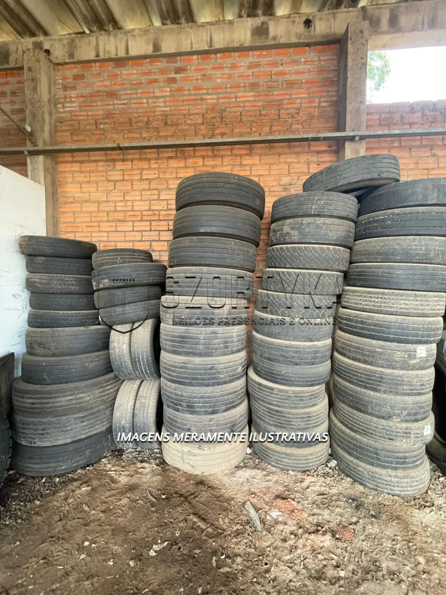 LOTE 010 - 52 CARCAÇAS DE PNEUS PARA RECAPAGEM