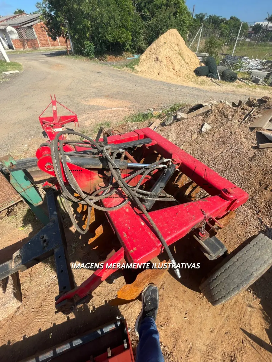 LOTE 017 - GRADE ARADORA COM CONTROLE REMOTO,14 DISCOS COM 24 POLEGADAS