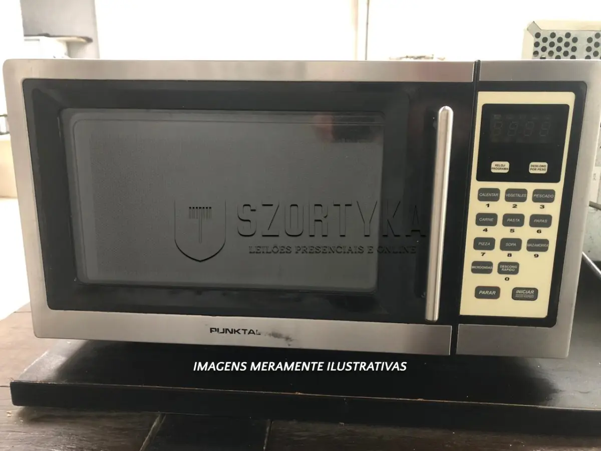 LOTE 011 - Um forno microondas prata, marca Punktal