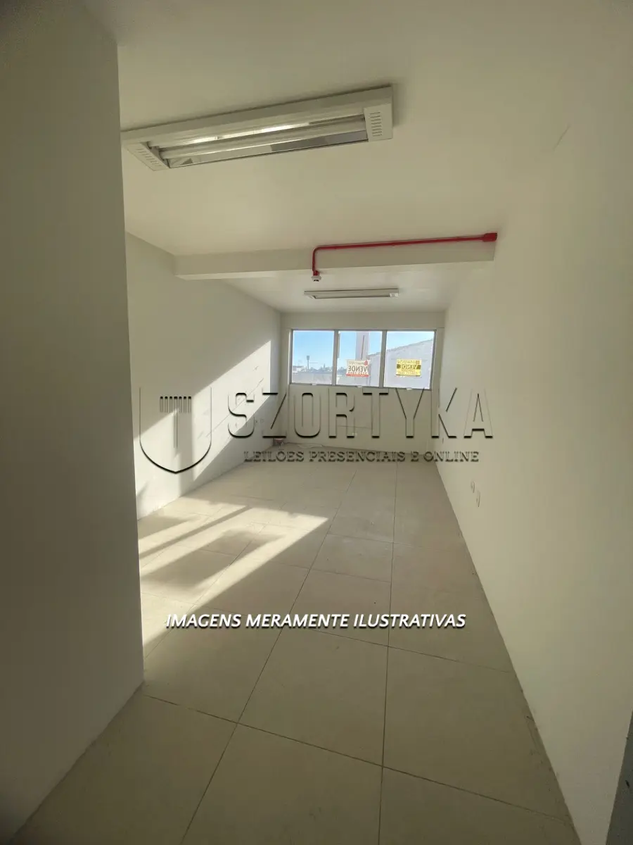 LOTE 001 - UMA SALA COMERCIAL NA RUA PROFESSOR ARAÚJO EM PELOTAS