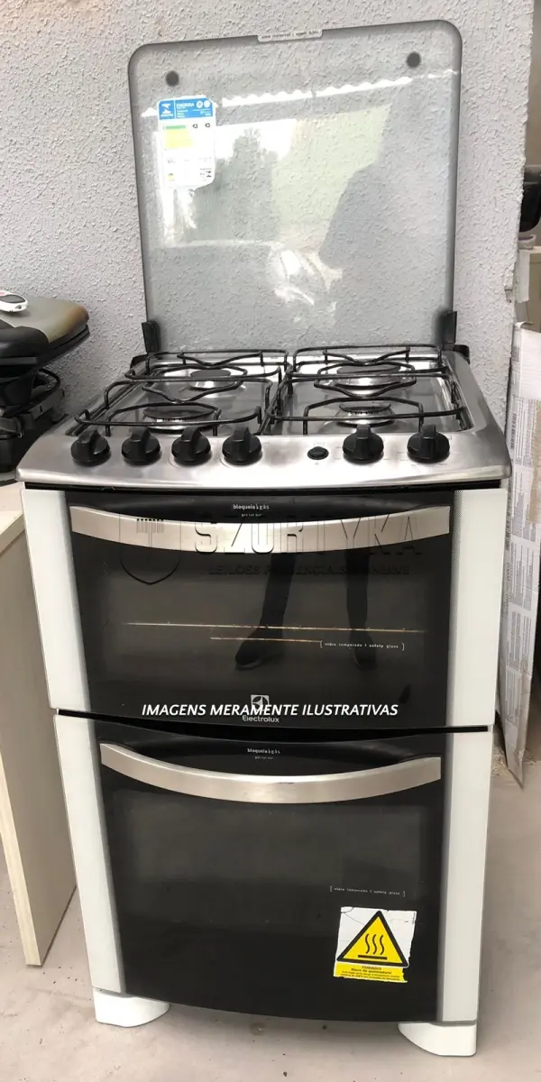 LOTE 003 - Um fogão marca Electrolux, 4 bocas, 2 fornos