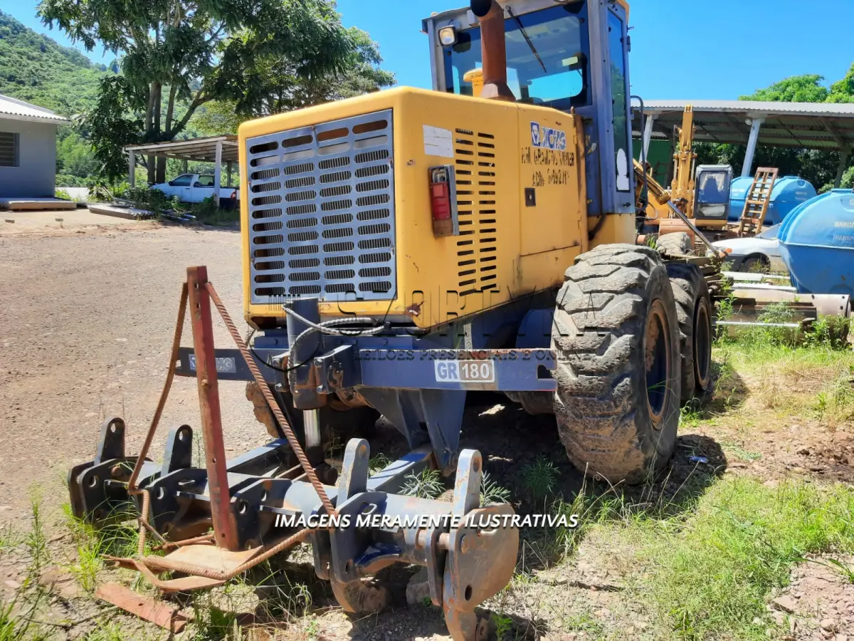 LOTE 006 - Uma motoniveladora motor Grader GR 180 Eco Tronic H