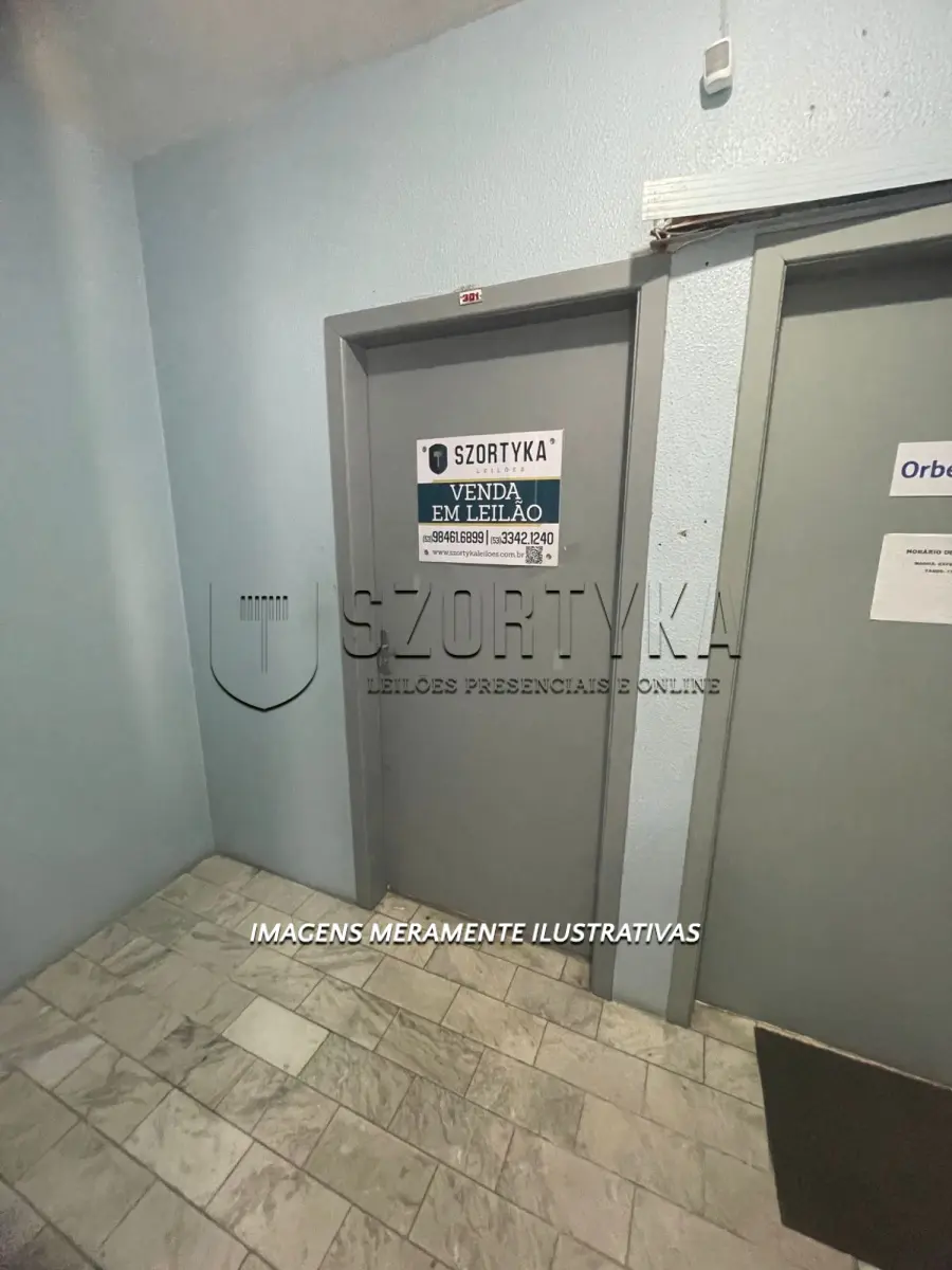 LOTE 001 - UMA SALA COMERCIAL NA RUA PROFESSOR ARAÚJO EM PELOTAS