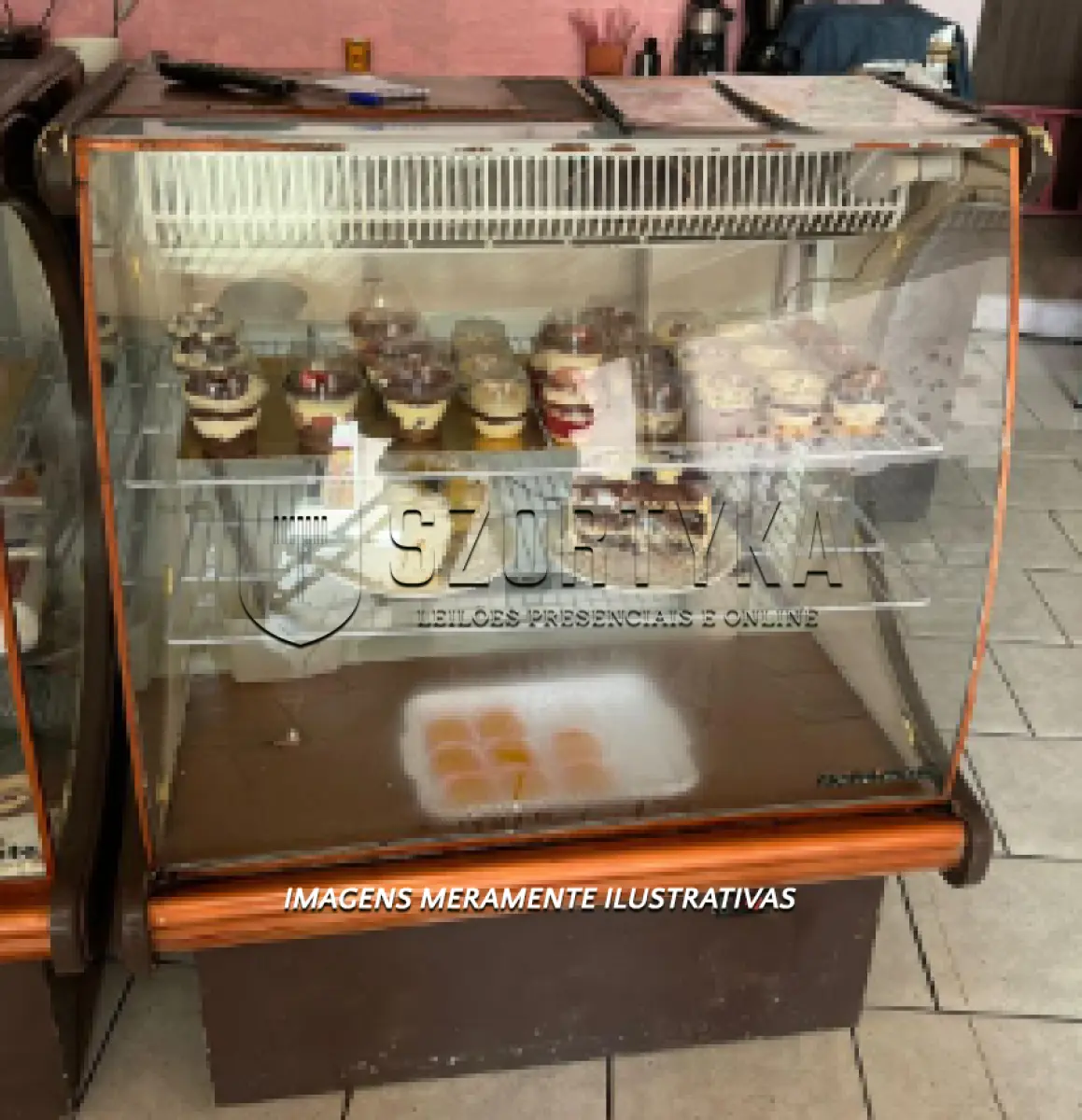 LOTE 001 - Um expositor de alimentos com refrigeração