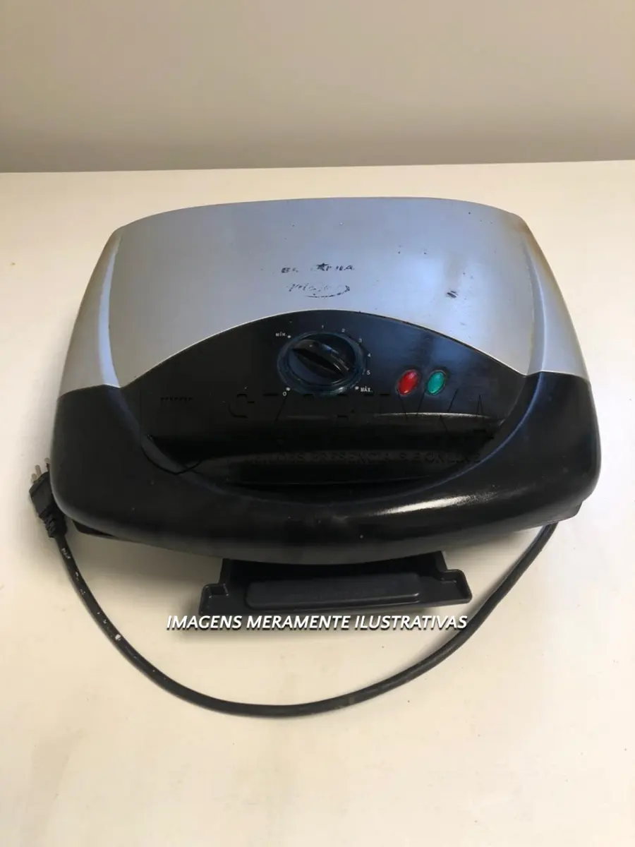 LOTE 014 - Uma sanduicheira e grill marca Britania