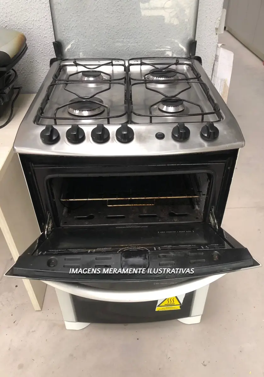 LOTE 003 - Um fogão marca Electrolux, 4 bocas, 2 fornos