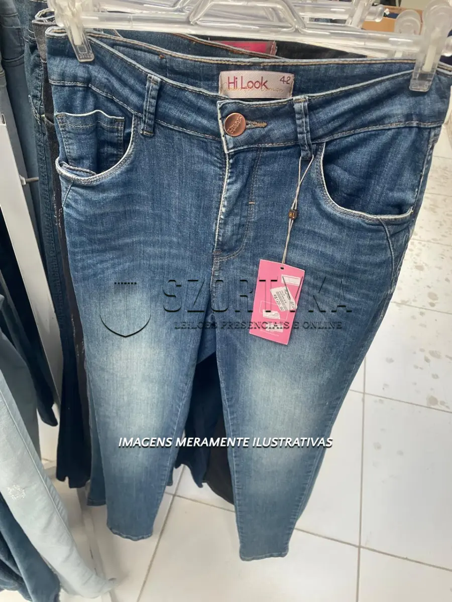 LOTE 002 - 33 CALÇAS JEANS FEMININAS, TAMANHOS VARIADOS