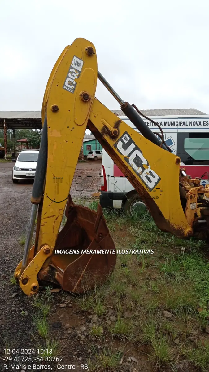 LOTE 008 - Retroescavadeira e pá carregadeira frontal, marca JCB, modelo 3C, tração 4X4, 2011
