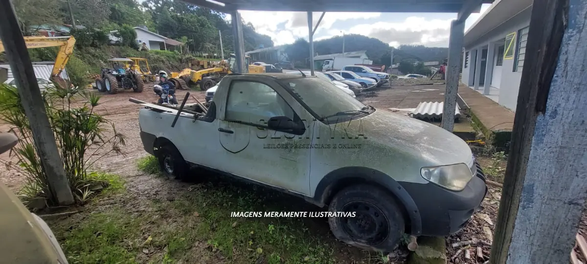 LOTE 012 - Um automóvel Fiat Strada Fire, 2010, gasolina/álcool