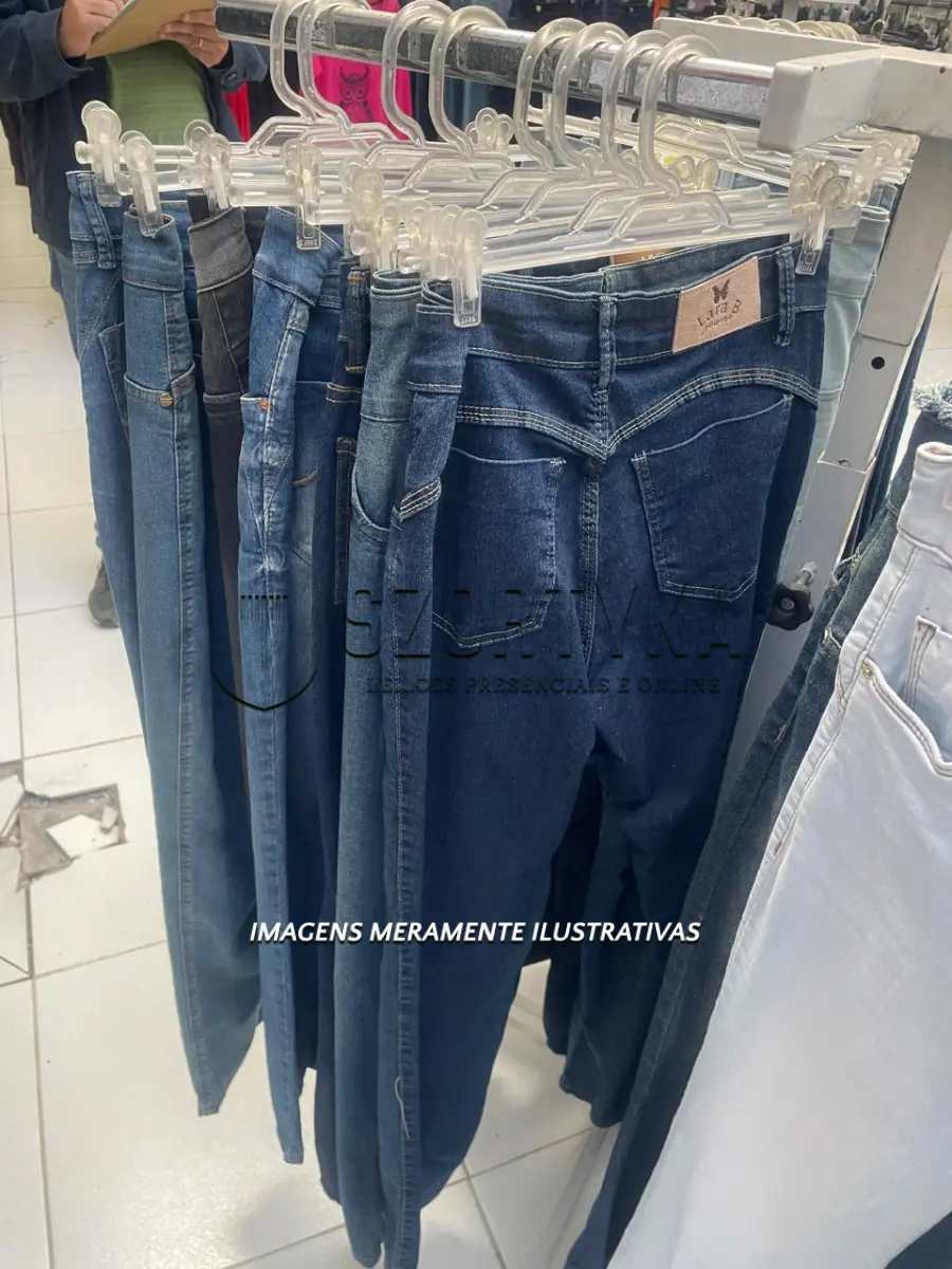 LOTE 002 - 33 CALÇAS JEANS FEMININAS, TAMANHOS VARIADOS