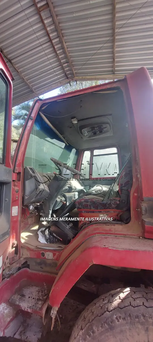 LOTE 010 - Um caminhão Ford modelo Cargo 1622, 2001, diesel, carroceria prancha.