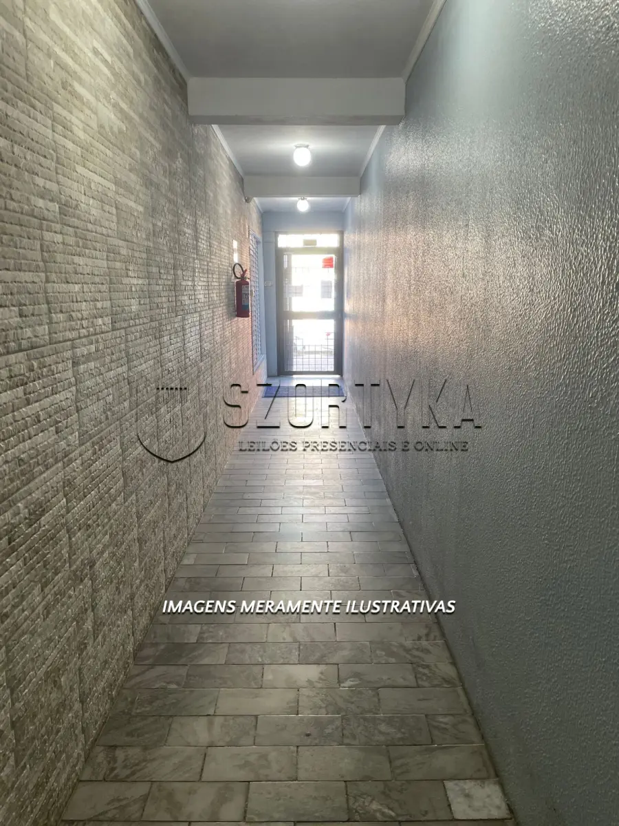 LOTE 001 - UMA SALA COMERCIAL NA RUA PROFESSOR ARAÚJO EM PELOTAS